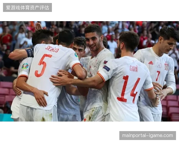 主教练路易斯·恩里克成为第五位三度捧起欧冠奖杯的主帅，并率领巴黎成功卫冕